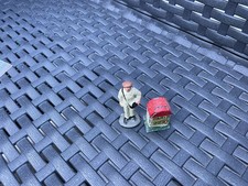 PETITE FIGURINE POMPISTE ET BORNE KILOMÉTRIQUE ÉTAIN ,PLOMBS OU MÉTAL ..!!