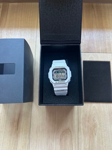 Montre blanche numérique