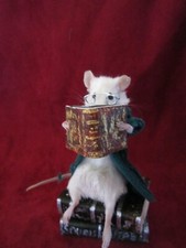 taxidermie rat mouse lectrice