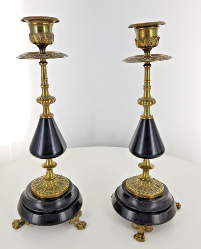 Une paire chandeliers - une,