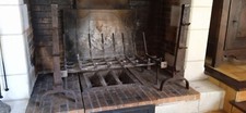Chenets, corbeille en fer forgé, garde feu