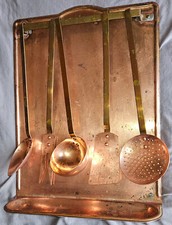 5 ustensiles de cuisine anciens en cuivre et laiton sur support égouttoir mural