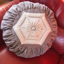 Grand COUSSIN ROND CAMPAGNE CHIC - BRODERIE FAIT MAIN NEUF diamètre 50 cm