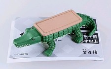 Crocodile et table basse -
