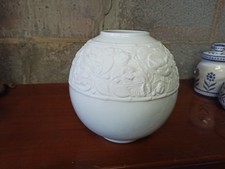 Vase boule vintage en porcelaine blanche de Limoges décor aux fleurs