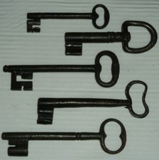 Rare lot de 5 anciennes grandes clés en fer forgé, clef clefs CLE