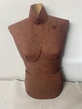 Ancien mannequin buste de couture en carton 1940 habillé feutré lié de vin