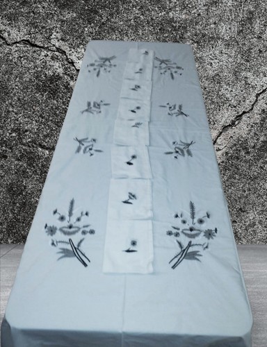 Nappe brodée faite main - brodée,