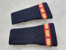 Une paire épaulettes