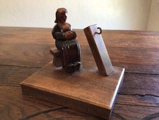 Porte montre-Femme  assise-bois sculpté -Art populaire 