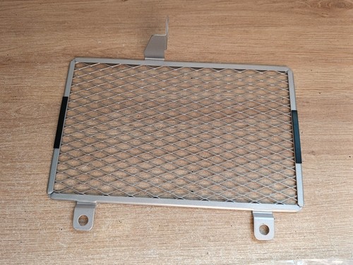 Une grille radiateur moto - une,