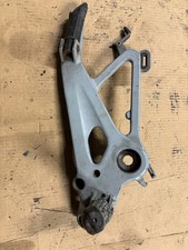 Platine de repose pied droit