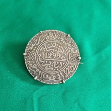 monnaie etrangere piece 1299 maroc dirhams argent monté en broche poids 18 grs