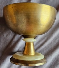 Calice moderniste métal doré (dorure usée) et matière plastique imitant l' onyx