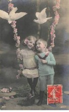 FANTAISIES #MK49008 DEUX ENFANTS SUR UNE BALANCOIRE ET DEUX OISEAUX