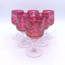Service de six verres à liqueur en cristal taillé teinté rose de Bohème XXème