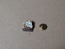 pin's bateau / voilier galion Neptune (base dorée signée pin's world)