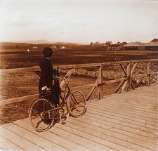 Femme au vélo c1915 Photo