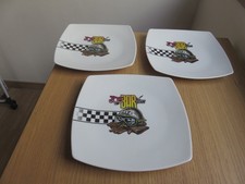 JOE BAR TEAM GAZ 3 ASSIETTES PLATES PORCELAINE FINE  21 X 21 CM