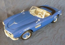 Voiture miniature au 1/18: BMW 507 cabriolet bleue de Revell, sans boîte.