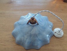 ancienne lampe, belle ancienne lampe suspension avec opaline bleu . 1940.