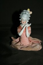 Buste de femme habillée en