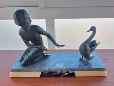 GROUPE ART DECO EN REGULE SIGNE A LA BASE FEMME DONNANT A MANGER A UN CYGNE