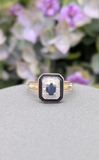 Bague style art-déco forme rectangulaire centrée d'un saphir ovale entouré de p