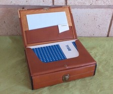 TROUSSE DE TOILETTE ET CORRESPONDANCE DE VOYAGE EN CUIR « VINTAGE » COMPLÈTE