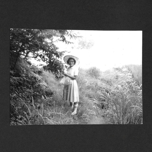 Jeune femme chapeau paille