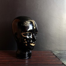 Tête à Chapeau en Verre noir