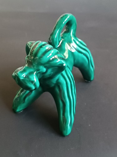 **Figurine chien caniche en