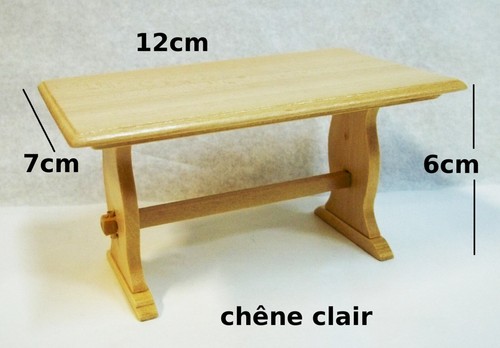Une table miniature maison - une,