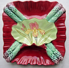 Assiette barbotine à asperges signée Longchamp, Terre de Fer, décor d'un iris