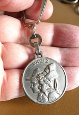 Ancien porte cle métal Couple Bretons Bretagne Coiffe Chapeau Région BREIZ