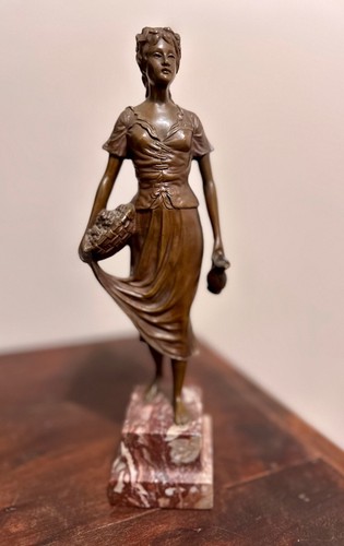 Bronze sculpture woman - woman, with