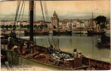 CPA LA ROCHELLE Vue dans le Vieux Bassin canot (984140)