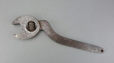 Ancienne clé à molette coudé, déco loft, atelier, automobile, mécanique.