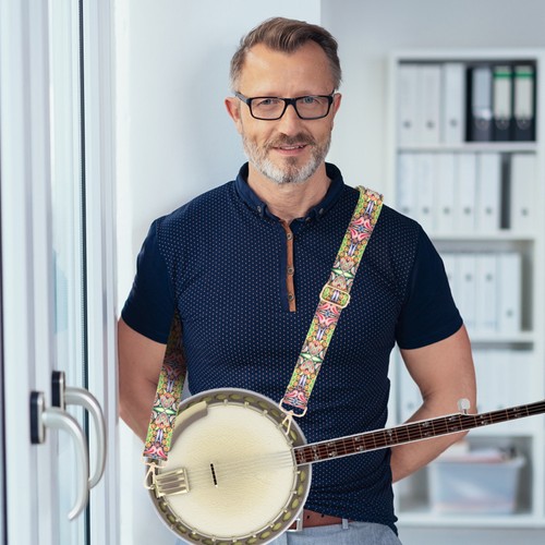 Holding strap banjo - holding,
