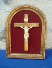 V47 Cadre Bois Doré Crucifix Christ Croix Velours Rouge Plastique Tableau