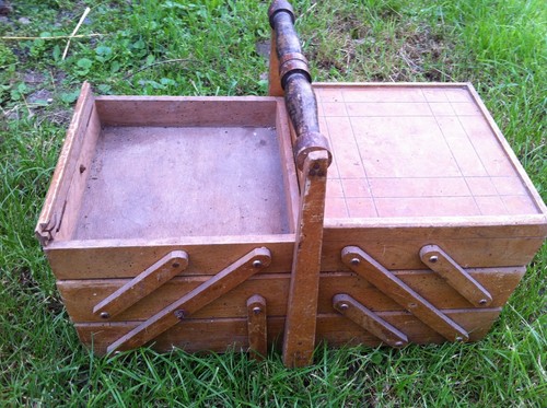 Ancienne travailleuse boite - boite, a