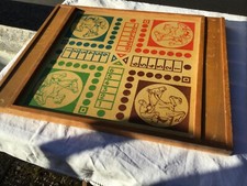 Plateau de jeu ancien de dames et de petits chevaux, avec pions de dames