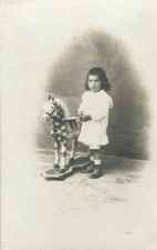 🌟ancienne PHOTO PORTRAIT d'une petite FILLE avec son JOUET - Cheval à roulettes