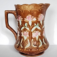 Ancien pichet en barbotine