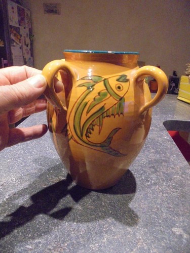 Joli vase aux - quatre, poignées