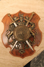 médaillon armoirie plastron blason écusson décoration murale épée bouclier