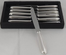 Christofle Perles, 12 couteaux de table en métal argenté, en excellent état.