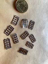 Lot 10 pièces à découper, en métal - pièces maquette 1/43e, bouchon réservoir ?