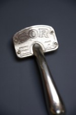 ancienne brosse SOR en métal pour chien ou chevaux acier Nickelé