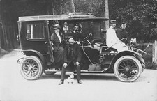 CPA THEME AUTOMOBILE CARTE PHOTO D'UN TAXI ANCIEN AVEC DES MILITAIRES GRADES